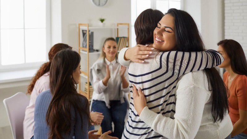 Una curva que lo endereza todo: el poder de una sonrisa.