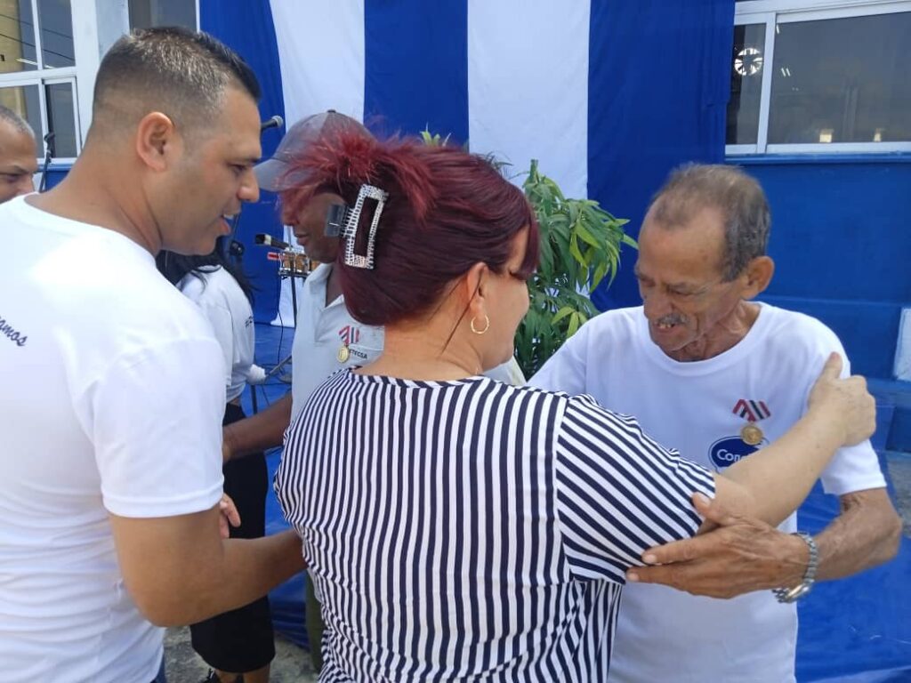 Durante el acto varios trabajadores ingresaron oficialmente a las filas del Partido y fueron reconocidos otros con la distinción Pedro Marrero por 20 y 25 años de servicio.