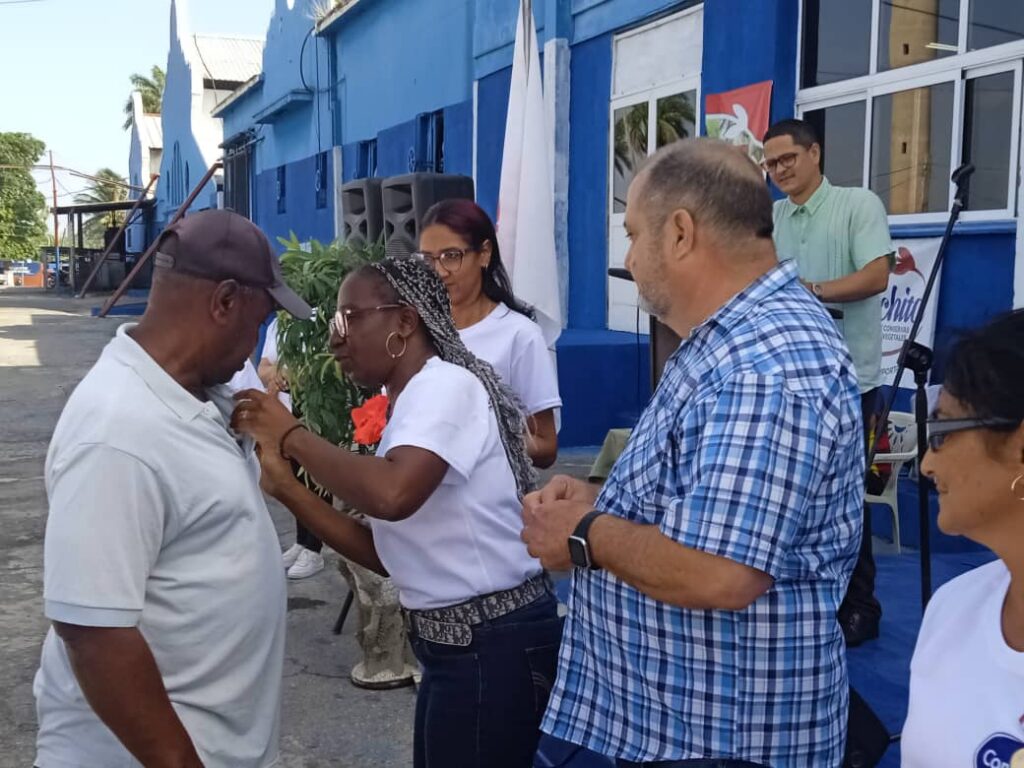 Durante el acto varios trabajadores ingresaron oficialmente a las filas del Partido y fueron reconocidos otros con la distinción Pedro Marrero por 20 y 25 años de servicio.