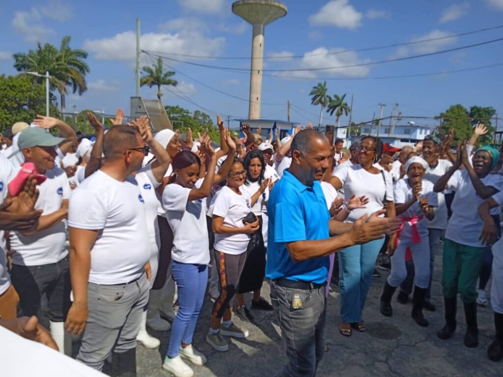 Aquí los 350 trabajadores constituyen la principal fortaleza, aseguró Jesús González Arronte, director general de la entidad que cuenta con cinco fábricas productivas y un área de etiquetado.