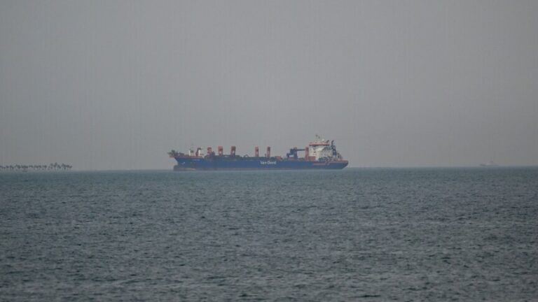 Primeros buques cruzan el estrecho de Ormuz tras tregua