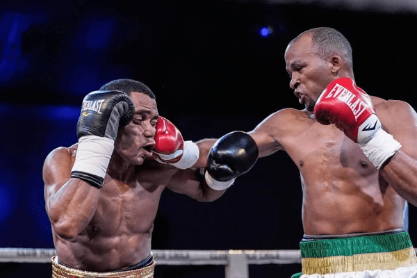 Cubano Lázaro Álvarez retiene título en boxeo profesional