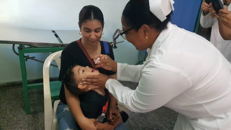 Más de 11 mil niños pinareños reciben desde hoy vacuna antipoliomielítica (+Audio, +Fotos)
