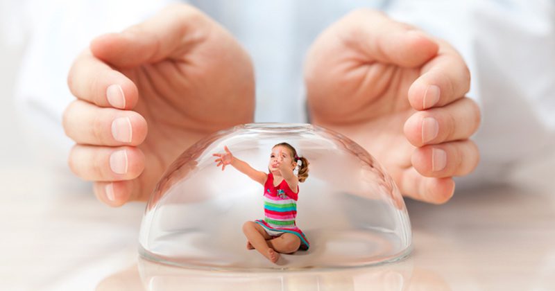 ¿Sobreproteges a tus hijos? Descubre cómo cambiar esta dinámica familiar.