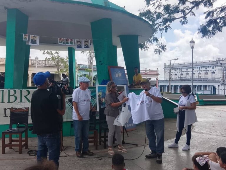Centro Cultural pinareño reconoce a fundadora y colaboradora
