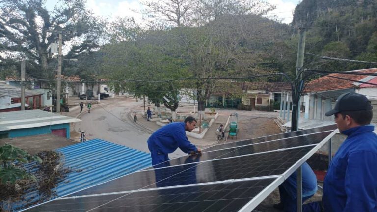 Pinar del Río: sistemas fotovoltaicos respaldan servicios de Etecsa