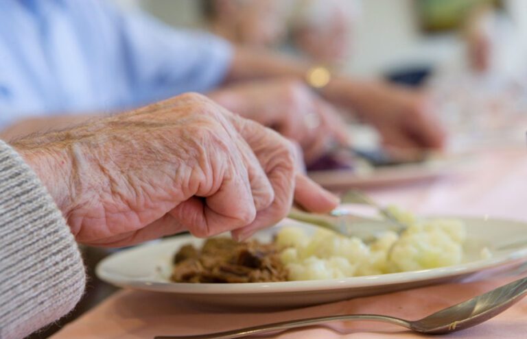 Beneficios de una adecuada alimentación en los adultos mayores.